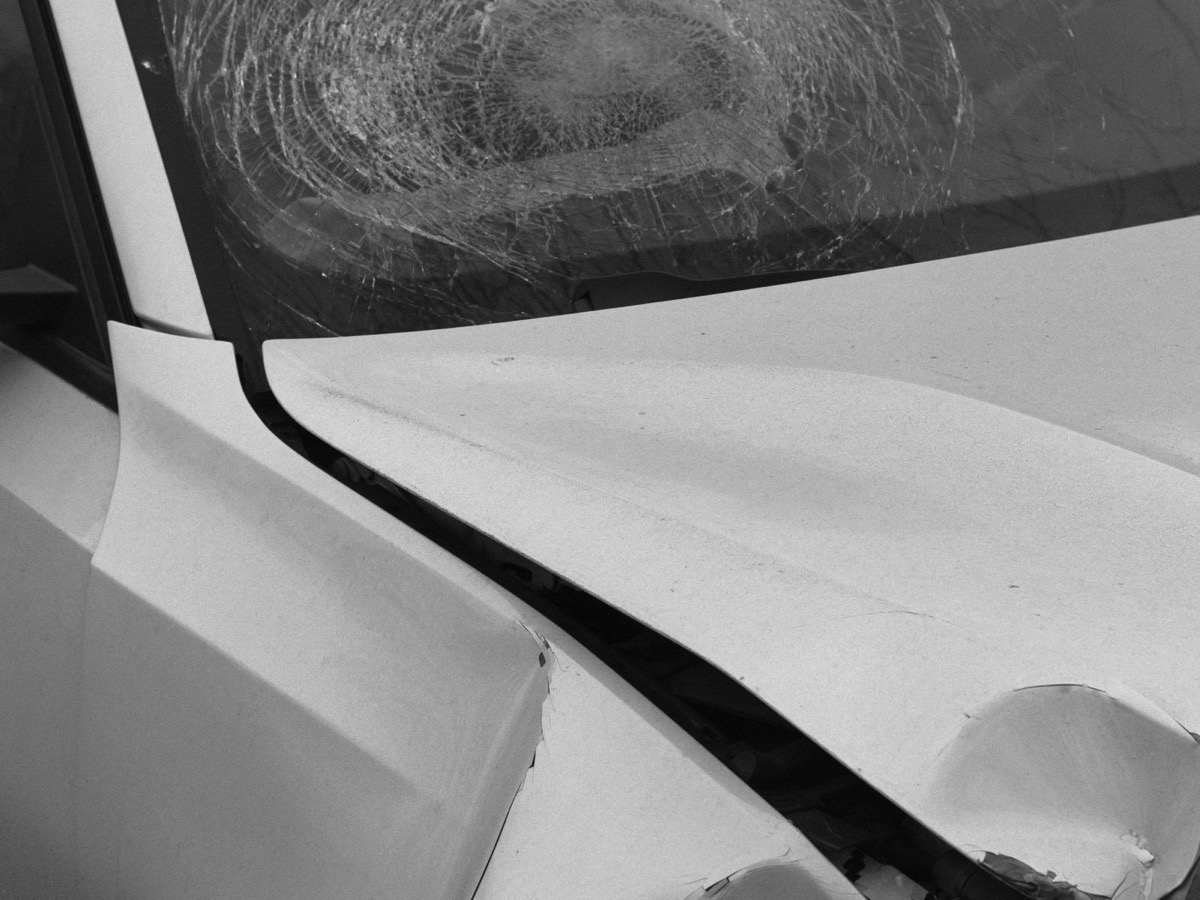 Véhicule accidenté, carrosserie enfoncée et pare-brise brisé