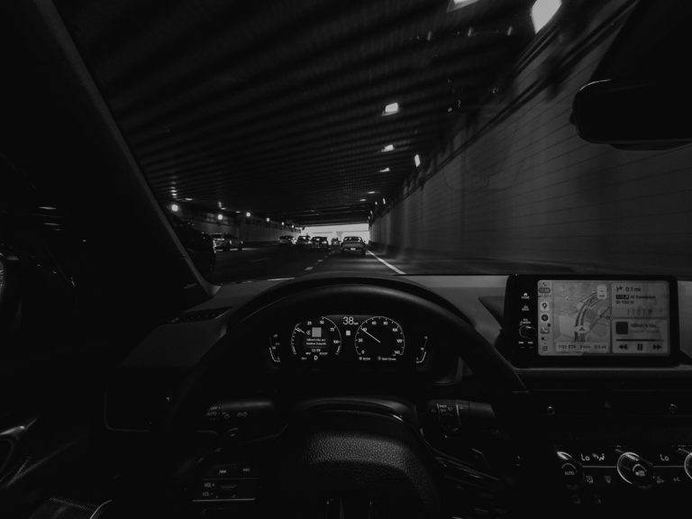 Vue du poste de conduite d'une voiture circulant de nuit