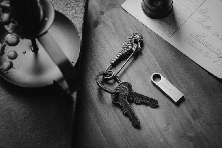 Clés posées sur une table en bois à côté de documents, évoquant les obligations du locataire