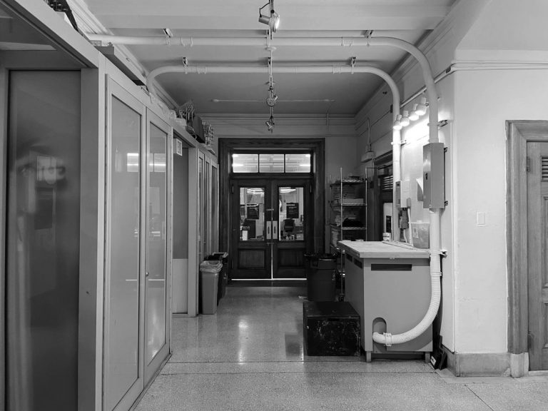 Couloir institutionnel désert évoquant les locaux de garde à vue